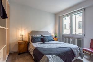 a bedroom with a large bed and a window at Liber Ale Loft in Treviso
