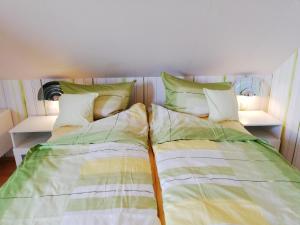 ピルナにあるPrivatzimmer mit Aussichtのベッドルーム1室(隣り合わせのベッド2台付)