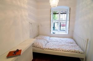 um pequeno quarto com uma cama e uma janela em Mehringdamm em Berlim