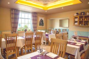 un restaurant avec des tables et des chaises et une fenêtre dans l'établissement The Shoulder Of Mutton Inn, à Hamstall Ridware