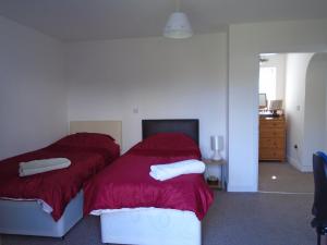 Кровать или кровати в номере TEA in Liverpool - Private - Quiet - Ground Floor - En-suite - Walk-in-shower