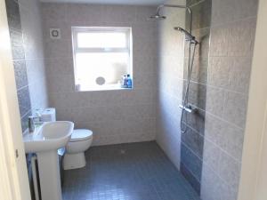 Ванная комната в TEA in Liverpool - Private - Quiet - Ground Floor - En-suite - Walk-in-shower