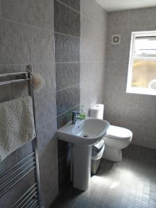 Baðherbergi á TEA in Liverpool - Private - Quiet - Ground Floor - En-suite - Walk-in-shower