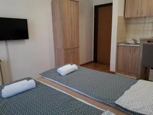 2 camas individuales en una habitación con cocina en Apartman TiM, en Kruševac