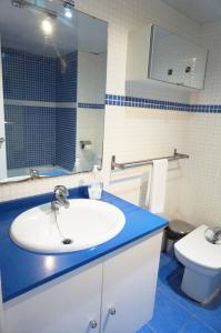 ein Badezimmer mit Waschbecken und Toilette in der Unterkunft Happy Holiday Beach Home in Sitges