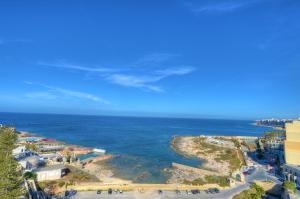 vistas aéreas al océano y a la playa en Vivaldi Hotel en San Julián