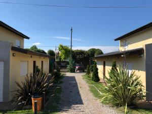 una entrada entre dos casas en un patio en Complejo Arenal en Miramar