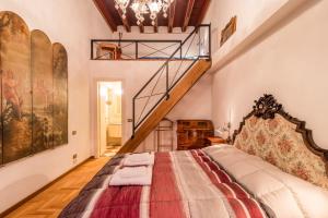 een slaapkamer met een bed en een trap bij Fenice Backstage over Canal in Venetië