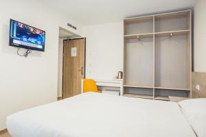 a bedroom with a bed and a tv and a desk at Solesperit in Lloret de Mar