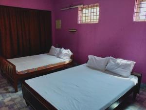 Cama o camas de una habitación en Parisha Residency- Temple Side Hotel