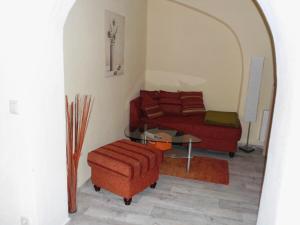 ein Wohnzimmer mit einem Sofa und einem Tisch in der Unterkunft Grüne Villa in Kromlau