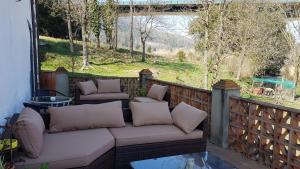 eine Terrasse mit zwei Sofas auf einem Balkon mit einer Brücke in der Unterkunft Mas Rubió in Joanetes