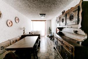 a dining room with a wooden table and a table sidx sidx sidx at Appartamento Cervino in Prato Nevoso
