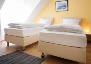 Rúm í herbergi á Hotel Elbblick Garni