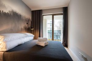 1 dormitorio con cama con almohada blanca en el suelo en City Lights Rakowicka 15, en Cracovia