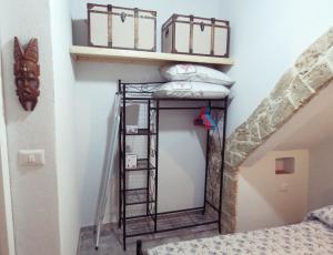 a bunk bed in the corner of a room at Casetta Pa I Algua in Alghero +6 photos