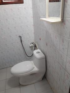 吉登伯勒姆Parisha Residency- Temple Side Hotel的浴室设有白色卫生间和窗户 更多37张照片