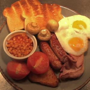 um prato de pequeno-almoço com ovos, bacon, feijão e torradas em The Volunteer Inn em Wantage