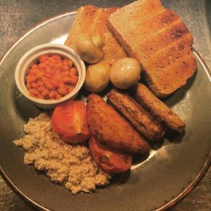 um prato de alimentos com carne, pão e feijão em The Volunteer Inn em Wantage