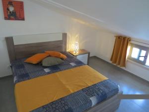 Giường trong phòng chung tại Villa de vacances 3 chambres et 6 couchages max. à proximité de mer à Praia Verde Algarve