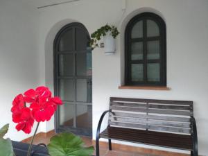 um banco e uma flor em frente a um edifício em Posada Real Quinta de la Concepción em Hinojosa de Duero