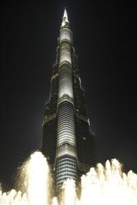 Armani Hotel Dubai, Burj Khalifa في دبي: مبنى طويل وامامه نافورة