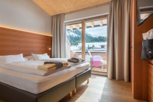 Una cama o camas en una habitación de Mats Lech Alpenquartier
