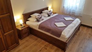 A bed or beds in a room at Toscana Apartman