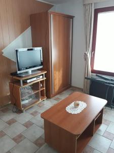 een woonkamer met een tv en een salontafel bij APARTMA SABOTIČ in Sedula