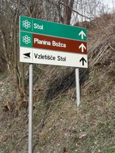 ein grün-weißes Straßenschild auf einem Hügel in der Unterkunft APARTMA SABOTIČ in Sedula