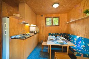 Camping Lido的厨房或小厨房