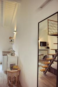 sala de estar con espejo y mesa en Casa Mysa - Apartment, en Costa di Mezzate