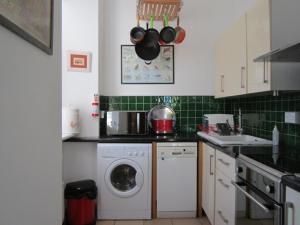 a kitchen with a washing machine and a dishwasher at balcraggie in Glenelg