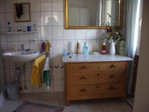 baño con lavabo, espejo y tocador en Engel Ringsheim, en Ringsheim