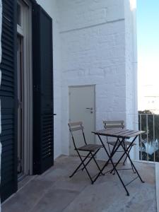 einen Tisch und zwei Stühle auf einer Terrasse in der Unterkunft Dimora Don Francesco in Alberobello