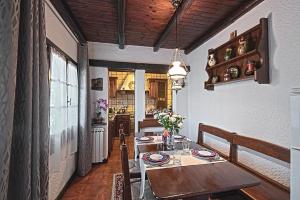 En restaurant eller et andet spisested på VECCHIA FAVOLA HOUSE
