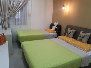 um quarto com duas camas com lençóis verdes em The FORUM condominium, Jalan Inai, Off Jalan Tun Razak em Kuala Lumpur