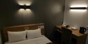 Postel nebo postele na pokoji v ubytování Ueno First City Hotel