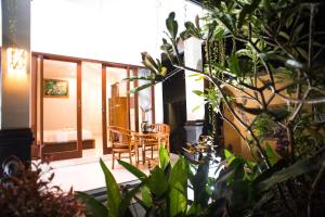 Suntari Homestay外面的花园