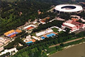 uma vista aérea de um edifício com piscinas e um estádio em LA PAUSA em Roma