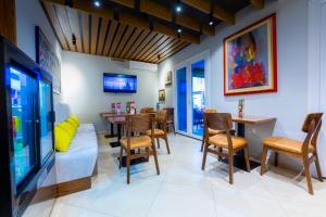 TV a/nebo společenská místnost v ubytování ART Hotel Tirana