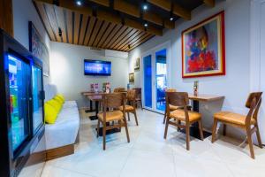 - une salle à manger avec une table et des chaises dans l'établissement ART Hotel Tirana, à Tirana