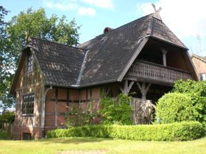 an old house with a gambrel roof at Ferienhaus Schünhoff in Schneverdingen