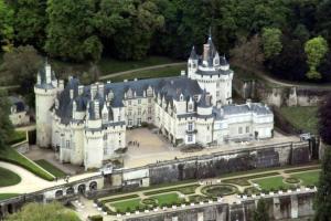 eine Luftansicht eines Schlosses in der Unterkunft appartement dans le thouarsais in Thouars