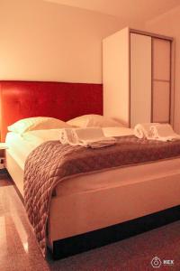 מיטה או מיטות בחדר ב-Bluestone Boarding Apartments