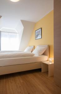 Rúm í herbergi á Hotel Elbblick Garni