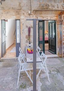 Patio alebo iná vonkajšia časť ubytovania Booba Rooms