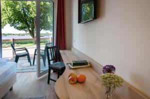 TV a/nebo společenská místnost v ubytování Hotel Elbblick Garni