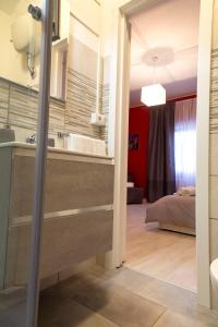 łazienka z umywalką i wanną w pokoju w obiekcie San Silverio Luxury House w Rzymie