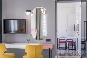 Μια τηλεόραση ή/και κέντρο ψυχαγωγίας στο LESTEL Boutique Suites